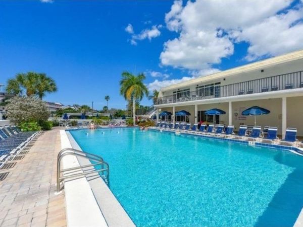 Siesta Key Vacation Condo Close to Beach with Pool