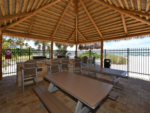 Steps from Siesta Key Beach: 2-Bedrooms Private Lanai & Pool Access