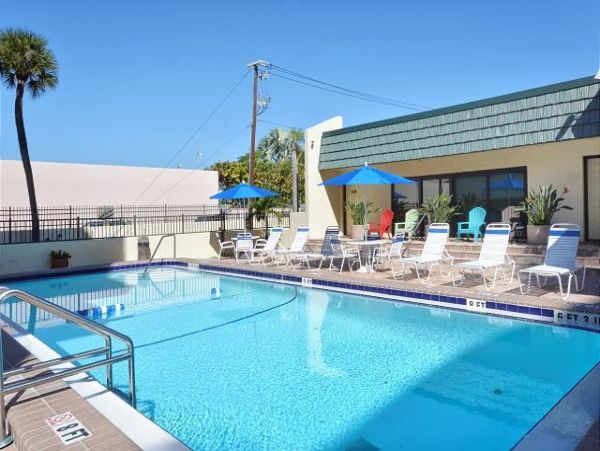 Steps from Siesta Key Beach: 2-Bedrooms Private Lanai & Pool Access
