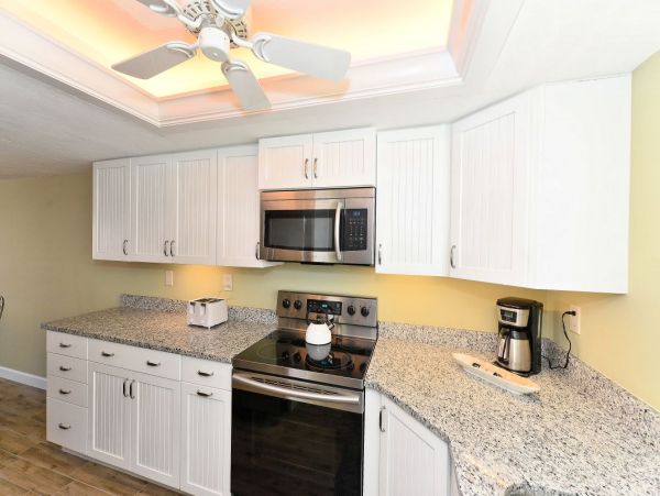 Steps from Siesta Key Beach: 2-Bedrooms Private Lanai & Pool Access