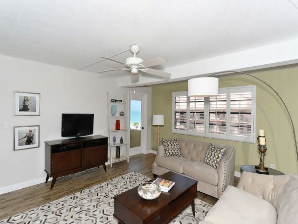 Steps from Siesta Key Beach: 2-Bedrooms Private Lanai & Pool Access