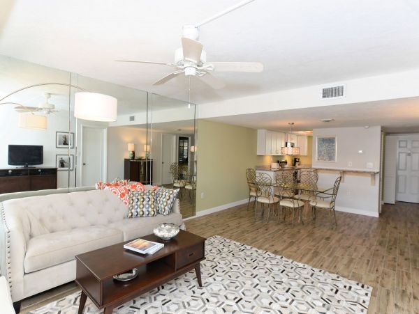 Steps from Siesta Key Beach: 2-Bedrooms Private Lanai & Pool Access
