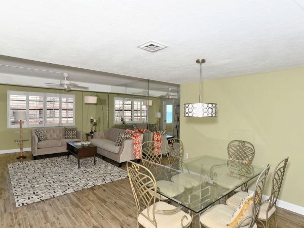 Steps from Siesta Key Beach: 2-Bedrooms Private Lanai & Pool Access