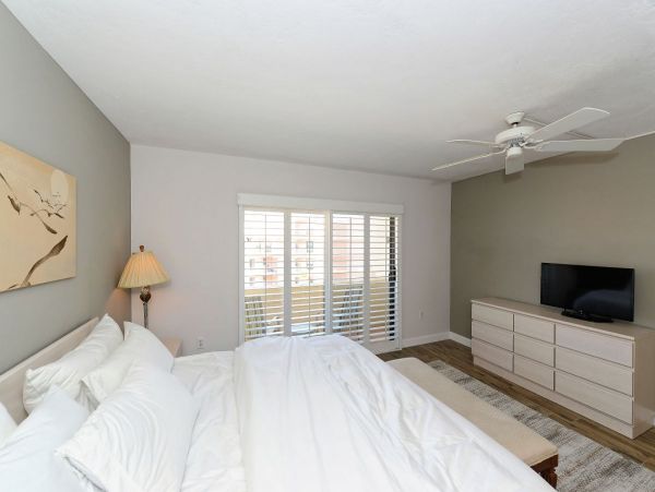Steps from Siesta Key Beach: 2-Bedrooms Private Lanai & Pool Access