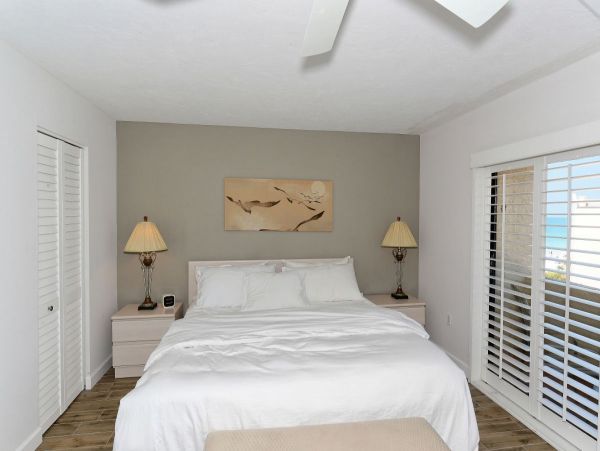 Steps from Siesta Key Beach: 2-Bedrooms Private Lanai & Pool Access