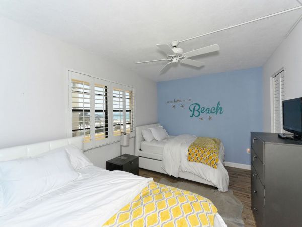 Steps from Siesta Key Beach: 2-Bedrooms Private Lanai & Pool Access