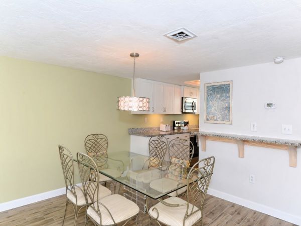 Steps from Siesta Key Beach: 2-Bedrooms Private Lanai & Pool Access