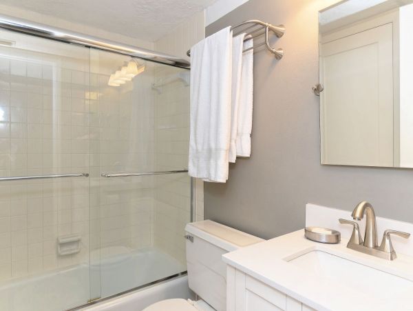 Steps from Siesta Key Beach: 2-Bedrooms Private Lanai & Pool Access