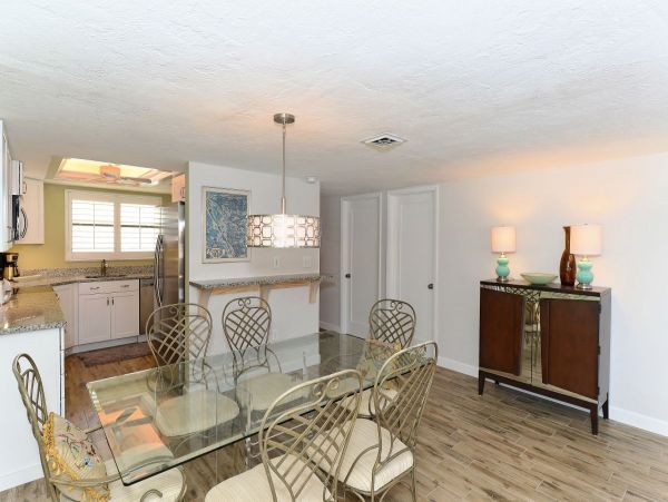 Steps from Siesta Key Beach: 2-Bedrooms Private Lanai & Pool Access