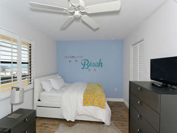 Steps from Siesta Key Beach: 2-Bedrooms Private Lanai & Pool Access