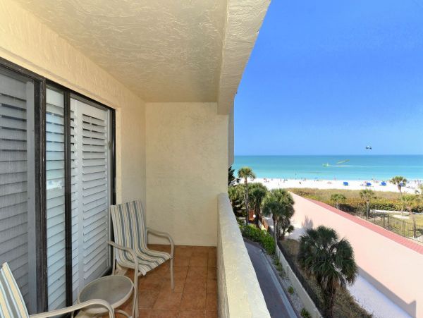 Steps from Siesta Key Beach: 2-Bedrooms Private Lanai & Pool Access