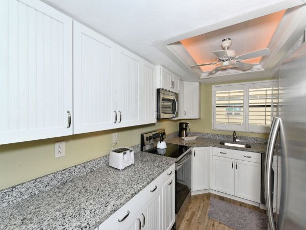 Steps from Siesta Key Beach: 2-Bedrooms Private Lanai & Pool Access