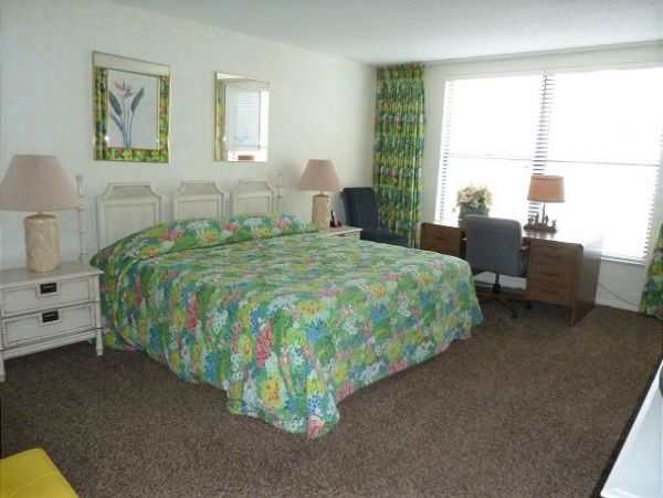 Two Bedroom Vacation Value Condo with Gulf Views in Siesta Key