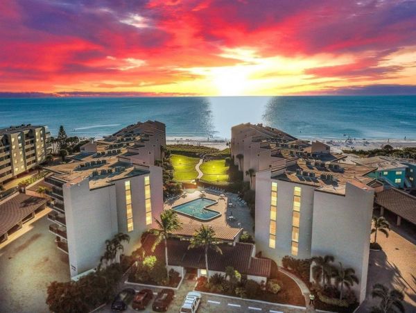 Two Bedroom Vacation Value Condo with Gulf Views in Siesta Key