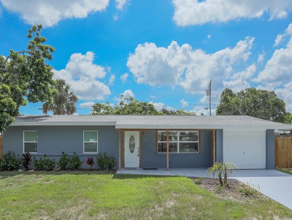 Three Bedroom Vacation Pool Home in Bradenton