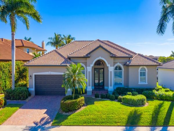 Magnificent Marco Vacation Home Three Bedrooms Plus a Den.