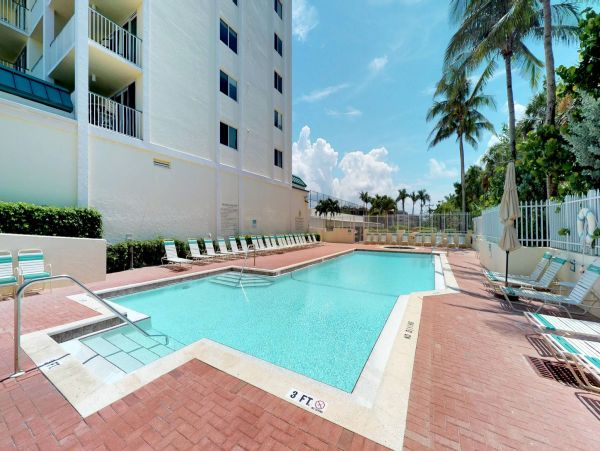 Lovely Marco Island Condo Great Amenities