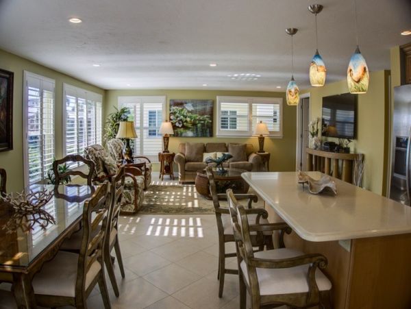 Beachside Condo Perfect Location Short walk to Beach & Steps to the Pool