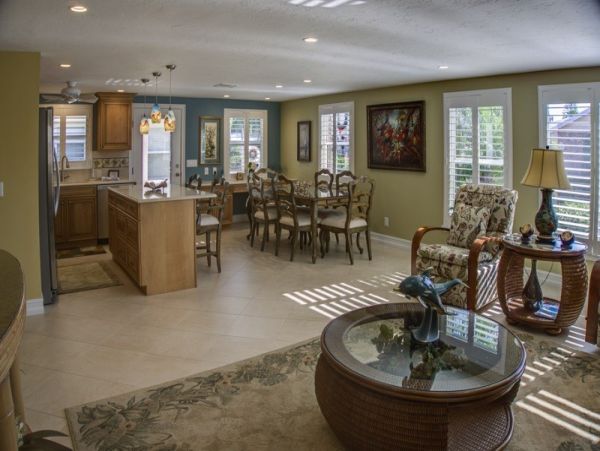 Beachside Condo Perfect Location Short walk to Beach & Steps to the Pool