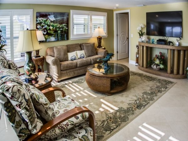 Beachside Condo Perfect Location Short walk to Beach & Steps to the Pool