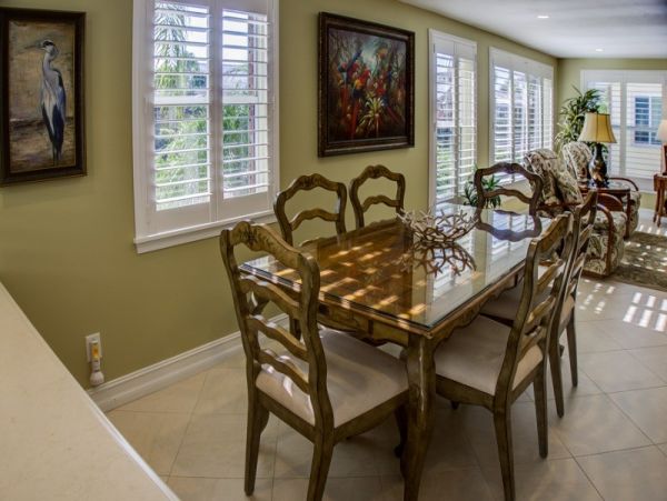 Beachside Condo Perfect Location Short walk to Beach & Steps to the Pool