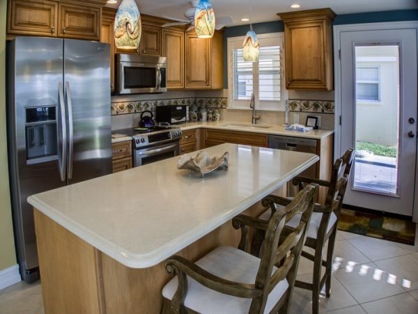 Beachside Condo Perfect Location Short walk to Beach & Steps to the Pool