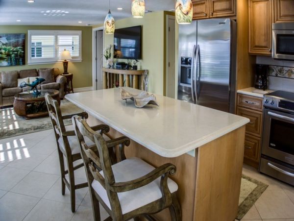 Beachside Condo Perfect Location Short walk to Beach & Steps to the Pool