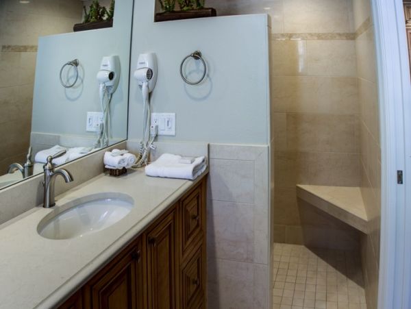 Beachside Condo Perfect Location Short walk to Beach & Steps to the Pool