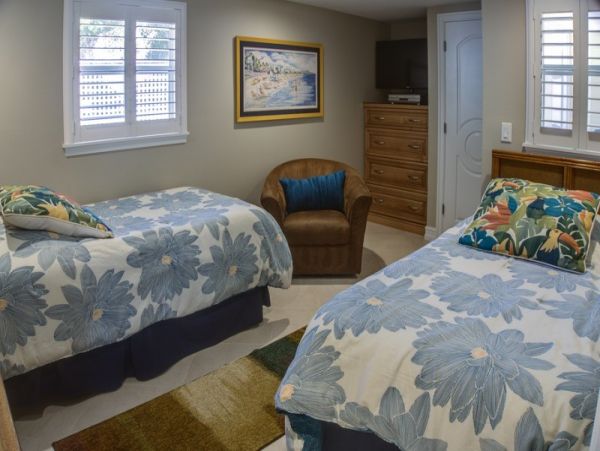 Beachside Condo Perfect Location Short walk to Beach & Steps to the Pool
