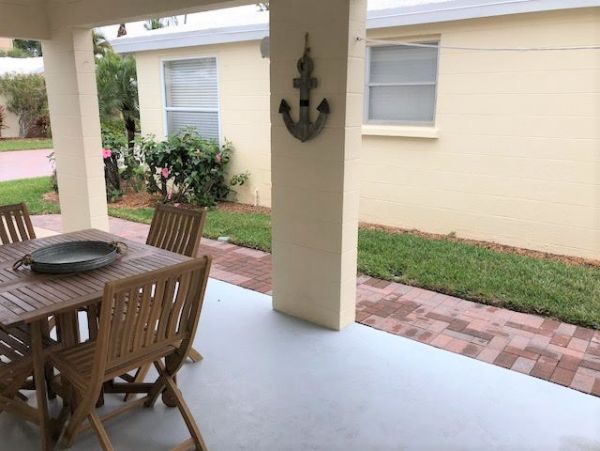 Beachside Vacation Villa in Siesta Key Sleeps  5 Guests