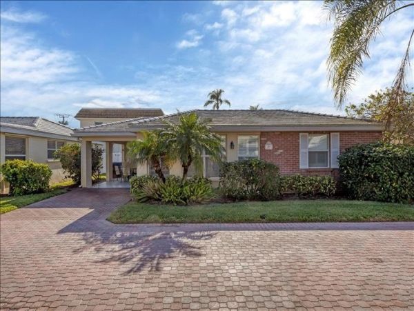 Charming 2-Bedroom Beachside Home in Siesta Key