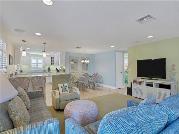 Charming 2-Bedroom Beachside Home in Siesta Key