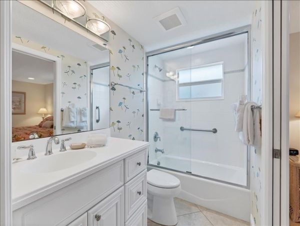 Charming 2-Bedroom Beachside Home in Siesta Key