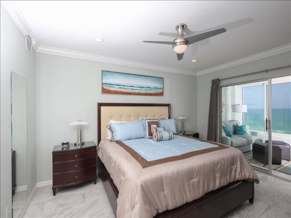 Siesta key Adorable Full Views of the Water