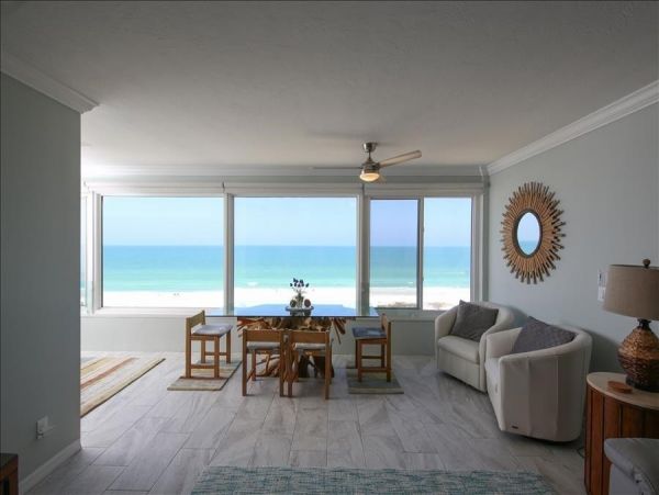 Siesta key Adorable Full Views of the Water