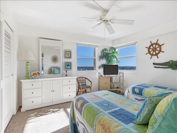 Large Corner Unit with Full View