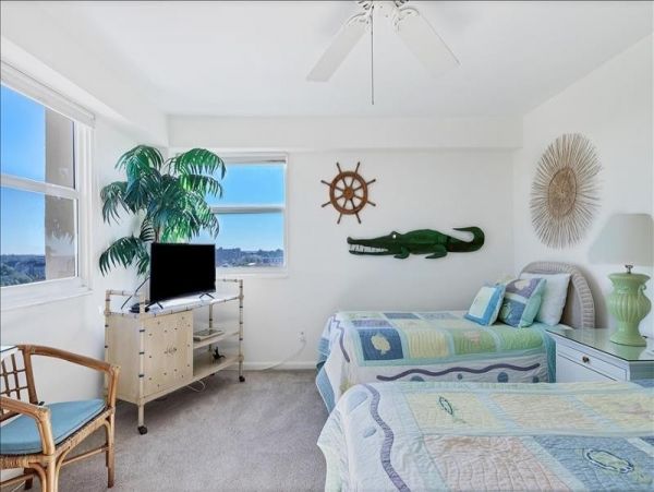 Large Corner Unit with Full View