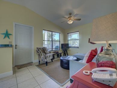 Holmes Beach 2 Bedroom Condo Steps to Beach Sleeps 6 Guest