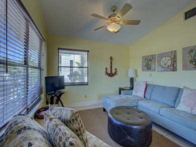 Holmes Beach 2 Bedroom Condo Steps to Beach Sleeps 6 Guest