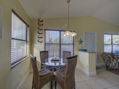 Holmes Beach 2 Bedroom Condo Steps to Beach Sleeps 6 Guest