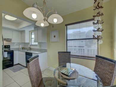 Holmes Beach 2 Bedroom Condo Steps to Beach Sleeps 6 Guest