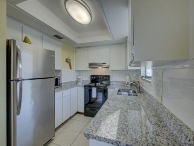Holmes Beach 2 Bedroom Condo Steps to Beach Sleeps 6 Guest