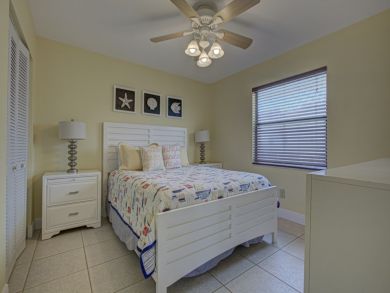Holmes Beach 2 Bedroom Condo Steps to Beach Sleeps 6 Guest