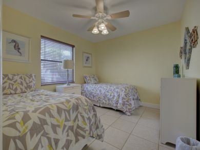 Holmes Beach 2 Bedroom Condo Steps to Beach Sleeps 6 Guest
