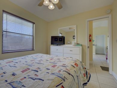 Holmes Beach 2 Bedroom Condo Steps to Beach Sleeps 6 Guest