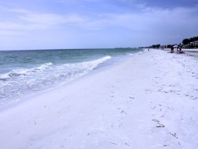 Holmes Beach 2 Bedroom Condo Steps to Beach Sleeps 6 Guest