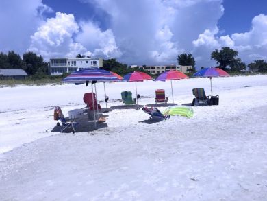 Holmes Beach 2 Bedroom Condo Steps to Beach Sleeps 6 Guest