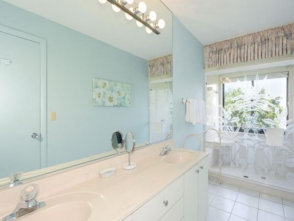 Waterfront Two Bedroom Vacation Rental in Siesta Key