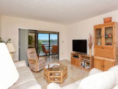 Bay View 2 Bedroom Rental Condo in Siesta Key Walk to Beach