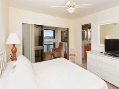 Bay View 2 Bedroom Rental Condo in Siesta Key Walk to Beach